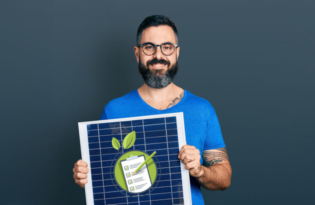 Homme qui tient un document sur les panneaux solaires