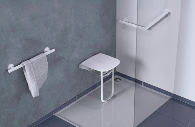 Douche aménagée pour les personnes à mobilité réduite