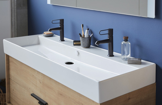 Meuble de salle de bains avec un plan vasque