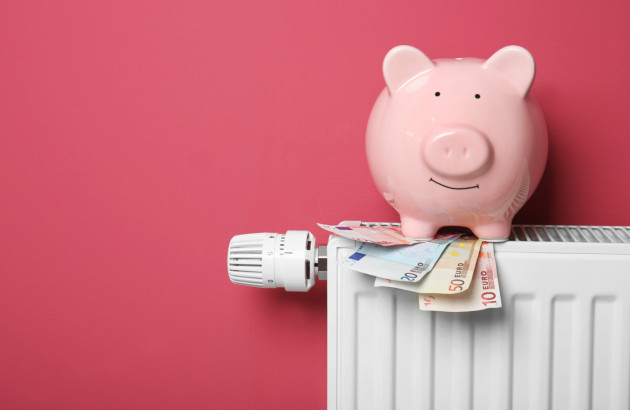 Cochon tirelire rose sur un radiateur