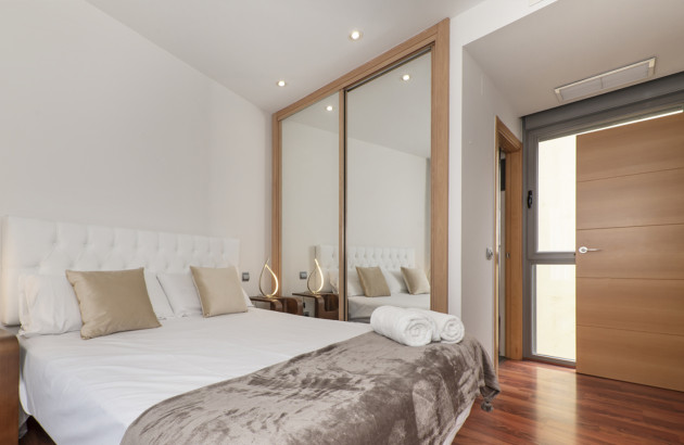 Chambre contemporaine avec climatisation gainable et bouches d’aération au plafond.