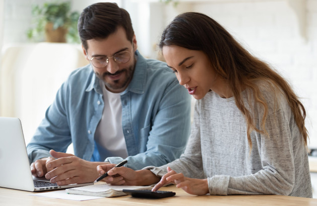 Couple faisant des calculs pour un investissement 