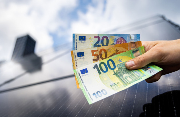 Billets devant des panneaux solaires