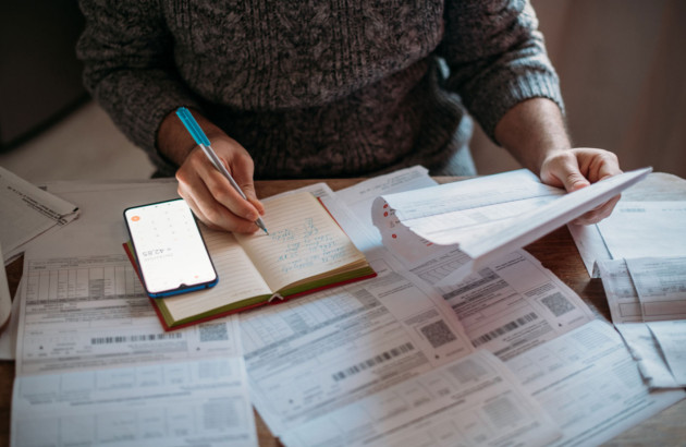 Personne qui prend des notes par rapport aux coûts du chauffage
