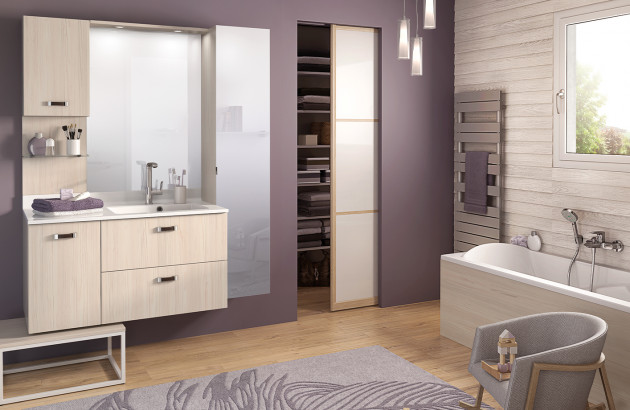 meuble clair sur mur salle de bains violet