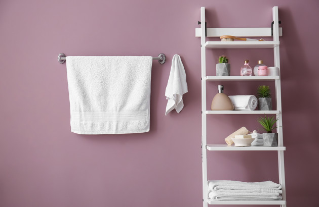 accessoires blancs sur mur violet