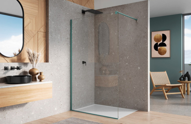 Douche ouverte avec paroi fixe en verre transparent dans une salle de bains contemporaine.