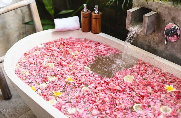 Baignoire dans une salle de bains zen 