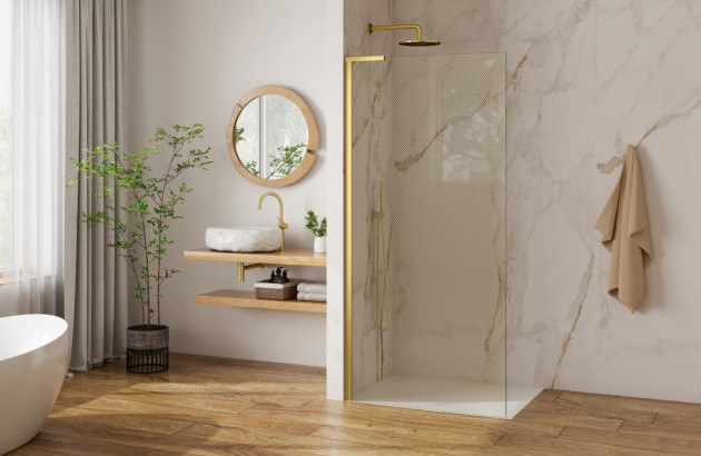 Salle de bains Japandi avec étagères en bois, vasque en pierre, robinetterie laiton, douche vitrée et sol parquet clair.