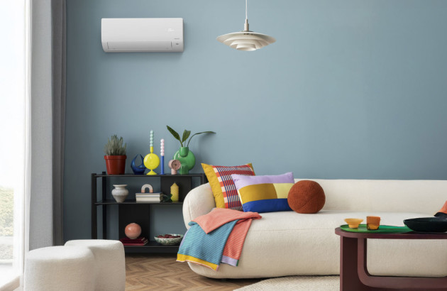 Salon contemporain avec climatisation monosplit discrète intégrée dans une décoration colorée et moderne.