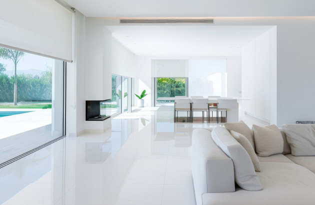 Intérieur de maison moderne avec climatisation gainable discrète intégrée au plafond.
