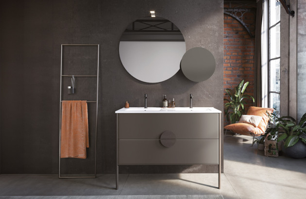 Salle de bains sombre, meuble et mur noir, plantes tropicales