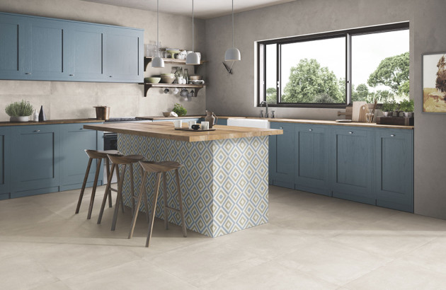 Cuisine moderne avec ilot central, meubles bleus et carrelage ceramica