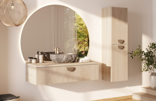 Meuble vasque suspendu en bois clair avec miroir rond et ambiance naturelle