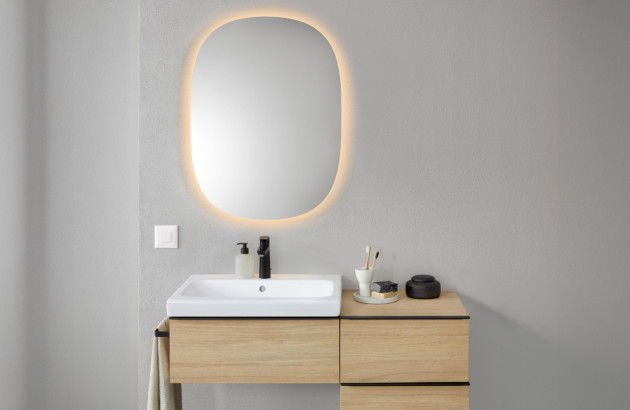 Meuble vasque suspendu avec rangements intégrés dans une petite salle de bains contemporaine