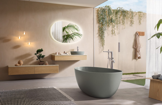 Salle de bains esprit spa avec baignoire contemporaine et mobilier suspendu
