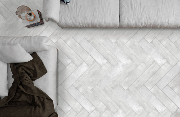 vue de haut sur un carrelage imitation parquet gris