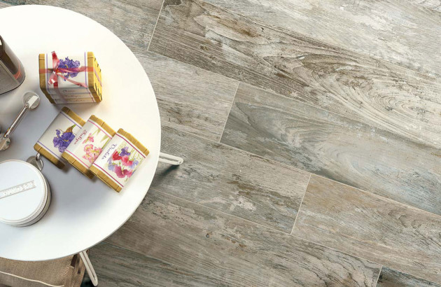 vue de haut sur un carrelage imitation parquet gris