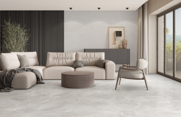 Salon contemporain aux tons neutres avec carrelage imitation marbre gris clair au sol, canapé beige et mur en bois foncé.