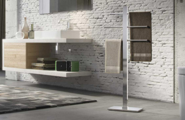 Porte-serviettes sur pied en acier inoxydable avec plusieurs bras pour suspendre les serviettes.