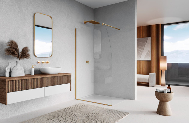 Salle de bains avec une paroi de douche parfaitement propre
