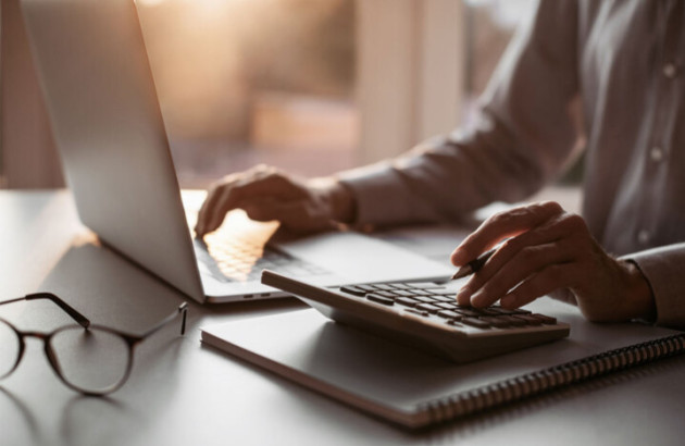 Homme qui réalise des démarches administratives sur son ordinateur portable