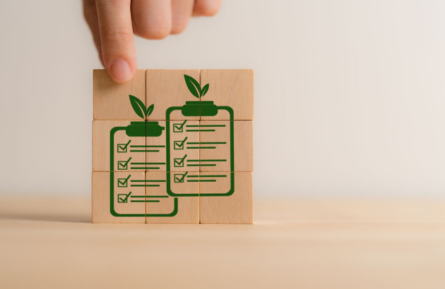 Checklists vertes sur des petits cubes en bois