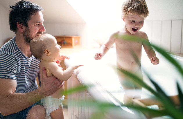 Espace familial dans une salle de bains sous les combles