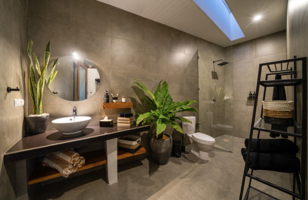 Salle de bain béton ciré avec plantes