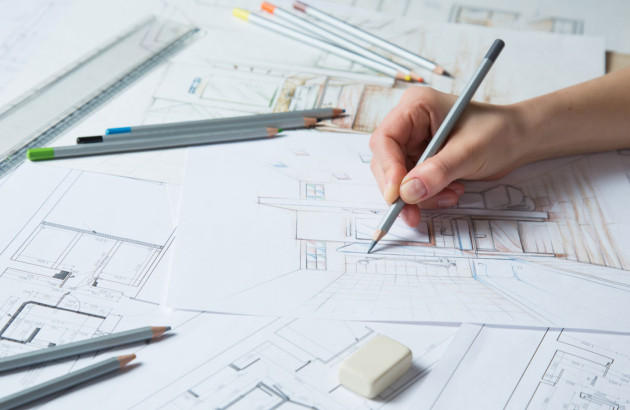 Personne qui dessine un plan de salle de bains