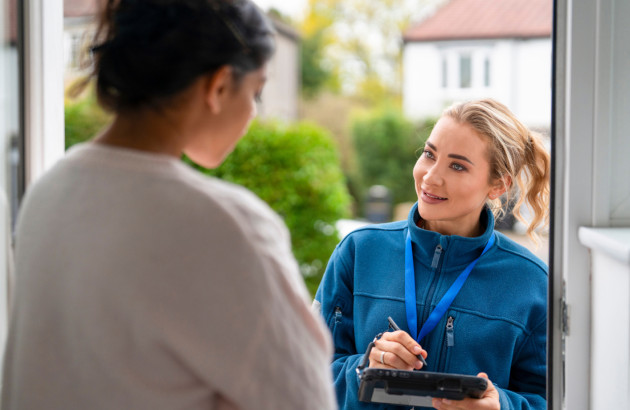Intervention d’un professionnel sur pompe à chaleur avec réglage et diagnostic du système.