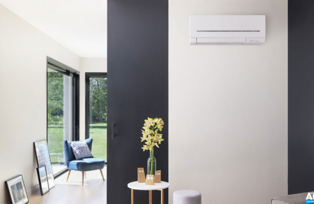 Climatiseur split mural intégré dans un salon contemporain