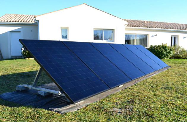 Panneaux solaires installés dans un jardin