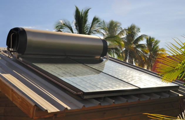 Panneau solaire thermique avec un reservoir de chaleur