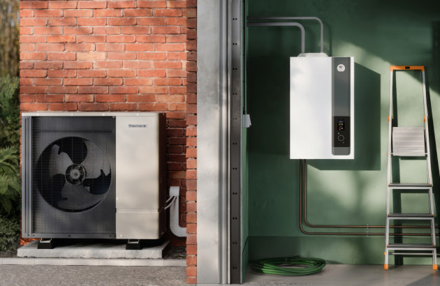 Unité extérieure et intérieure de pompe à chaleur dans une maison