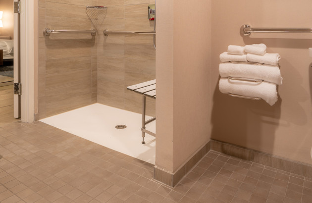 Douche PMR dans une salle de bains