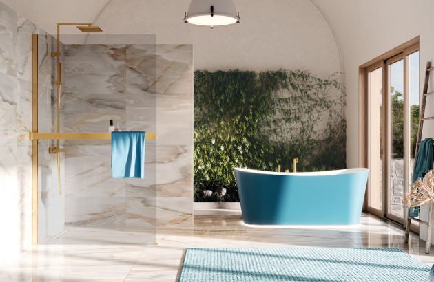 Salle de bains luxueuse recouverte de carrelage imitation marbre et avec une paroi de douche dorée