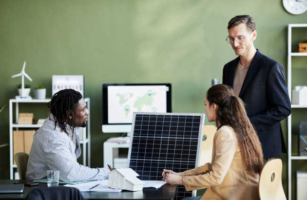3 personnes qui discutent de la consommation d'énergie de la climatisation