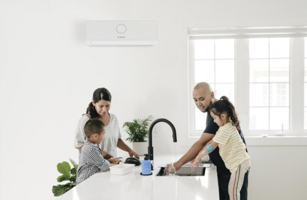 Famille profitant du confort d’une climatisation réversible dans une maison