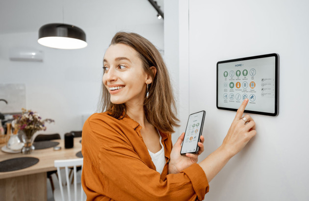 Femme heureuse d'utiliser son système domotique