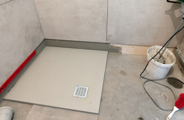 Comment réparer un trou dans le joint qui s'effrite entre carreaux de  carrelage de cabine de douche 