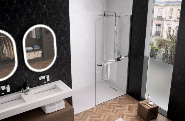salle de bains moderne avec douche à l'italienne en verre transparent et murs noirs texturés et double vasque blanche