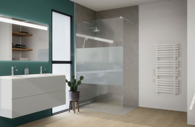 Salle de bains moderne avec douche italienne et parois en verre