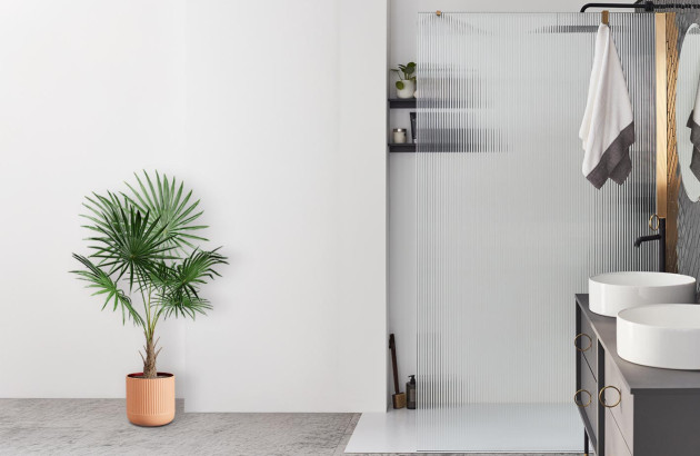 salle de bain contemporaine et minimaliste avec une paroi de douche en verre strié et des vasques blanches et des étagères murales