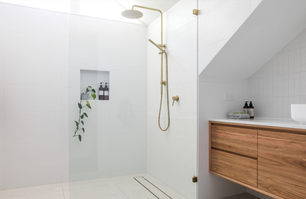 Douche à l'italienne avec une colonne de douche dorée