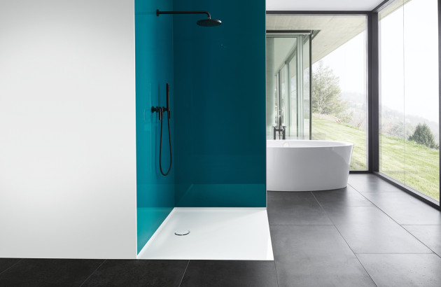 Douche sans seuil encastrée avec un fond bleu vert