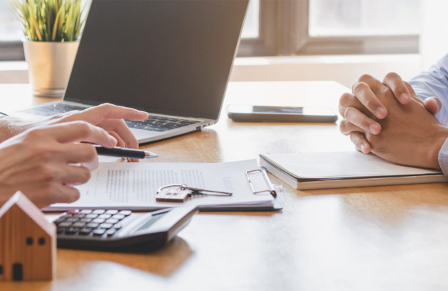 Personnes qui discutent autour d'un contrat