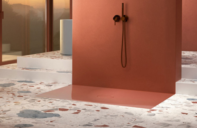 Grande douche à l'italienne de couleur rouge terre