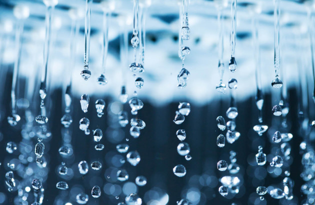 Eau qui coule d'une douche de tête