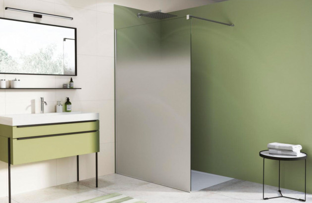 salle de bain verte avec paroi de douche mate